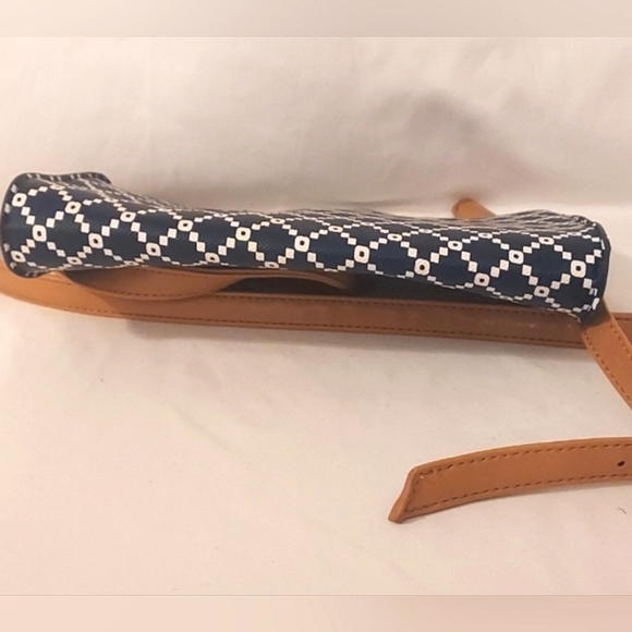 ❤️Like New! Kenneth Cole Reaction Crossbody Bag - Picture 6 of 14